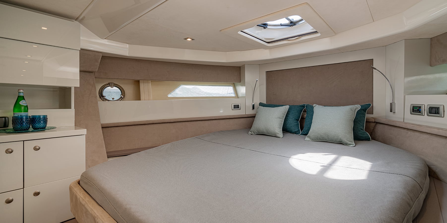 Cabina elegante con materiali di pregio e luce naturale